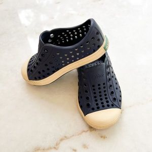 Native blue/off white shoe. Size 5 toddler. EUC.